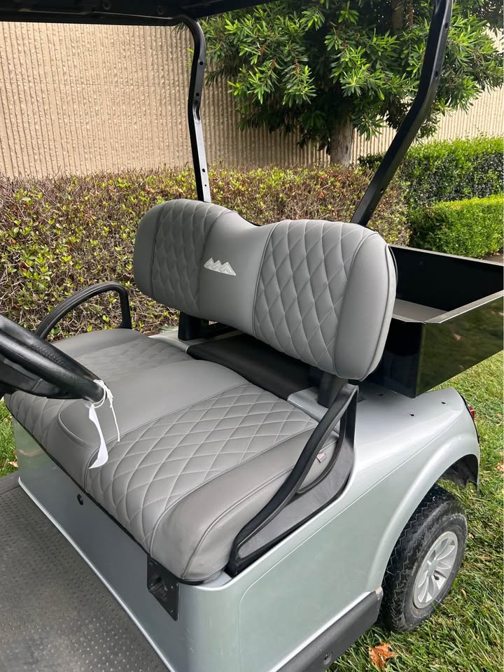 E-Z-GO RXV ELITE W/CARGO BOX