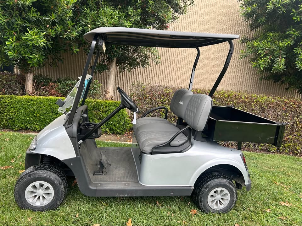 E-Z-GO RXV ELITE W/CARGO BOX